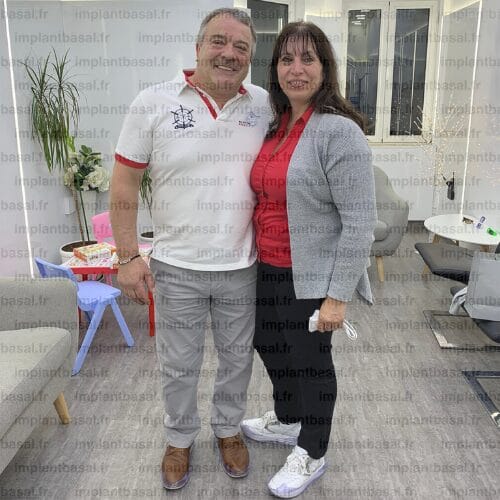 patient andre et sa femme heureux apres implant basal
